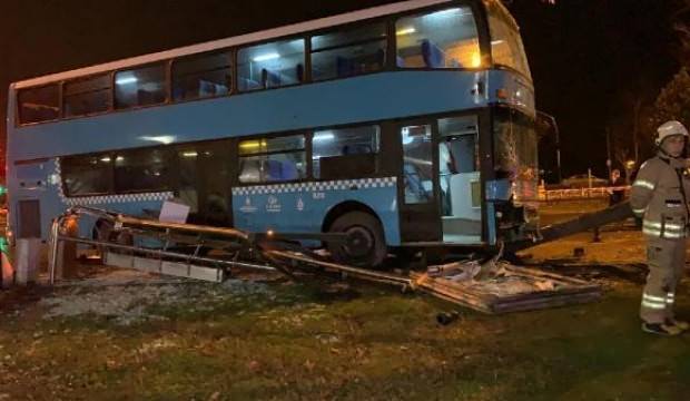 İstanbul’da otobüs durağa daldı! Ağır yaralılar var