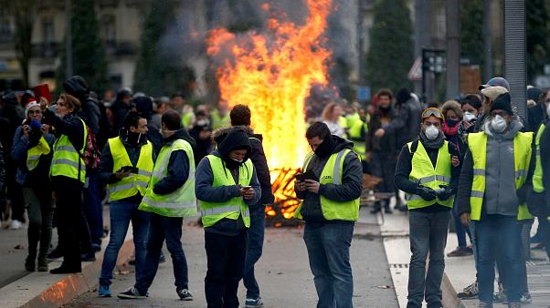 Paris’te sokaklar karıştı koronovirüs unutuldu