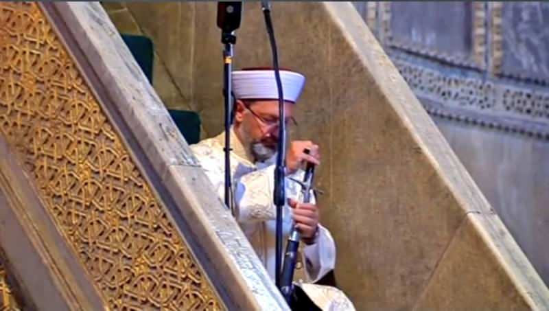 Ayasofya Camii’nde ilk hutbe: Ali Erbaş kılıçla çıktı