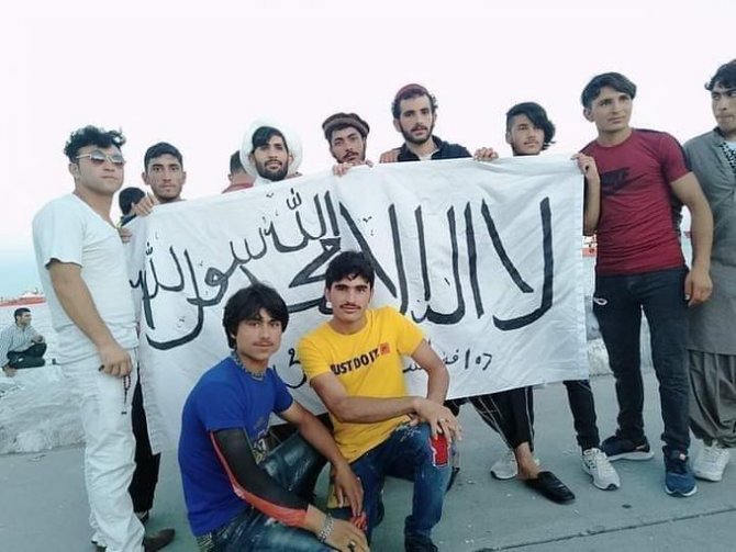 Sığınmacılar İstanbul Bakırköy’de Terör Örgütü Bayrağı Açtı