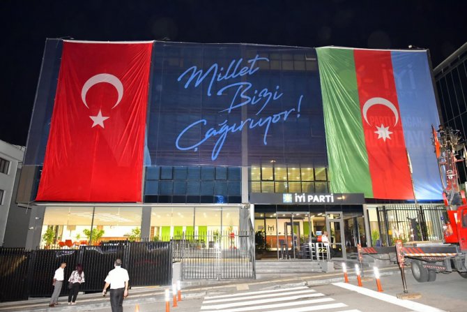 İyiparti genel merkezine Türk ve Azerbaycan bayrakları asıldı