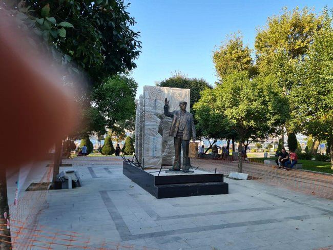 Sirkeci’de Emirler Mescidi’nin bulunduğu alana heykel diktiler