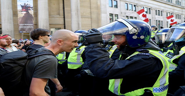 İngiltere’de  Kovid-19 önlemleri karşıtı protesto eden gruba polis müdahalesi