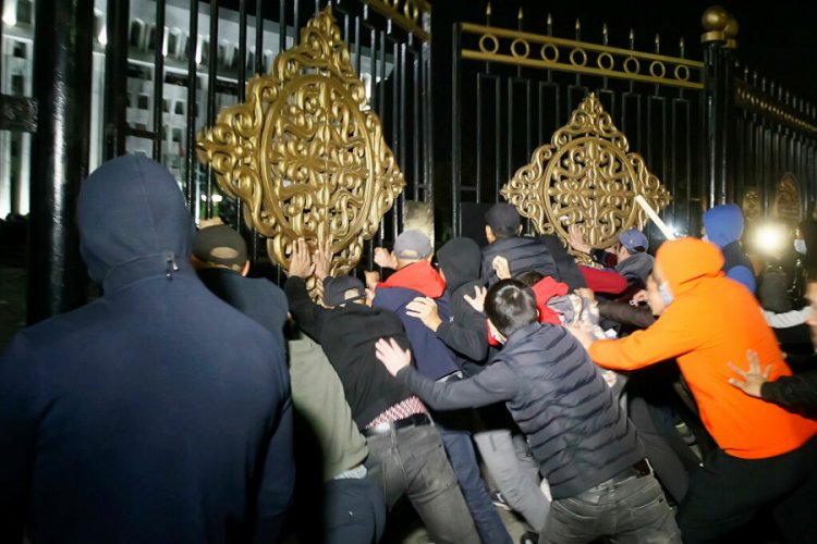 Kırgızistanlı göstericiler Cumhurbaşkanlığı sarayını ele geçirdi !