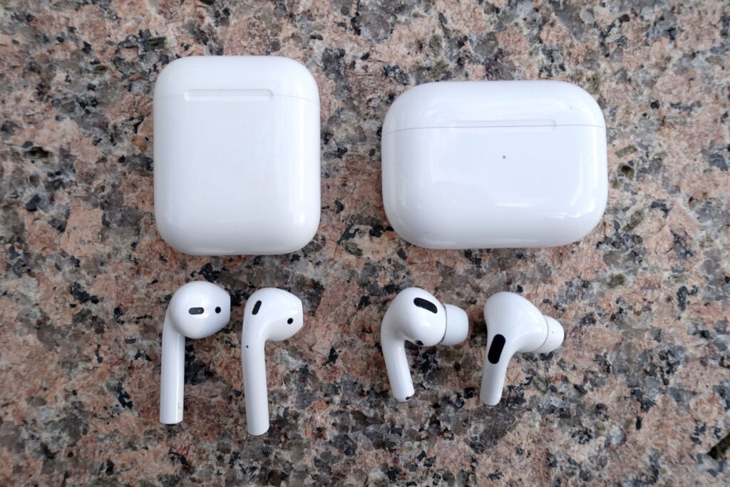 Apple'ın AirPods'u (solda) ve AirPods Pro.