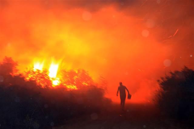 Mersin’deki orman yangını 50 hane boşaltıldı!