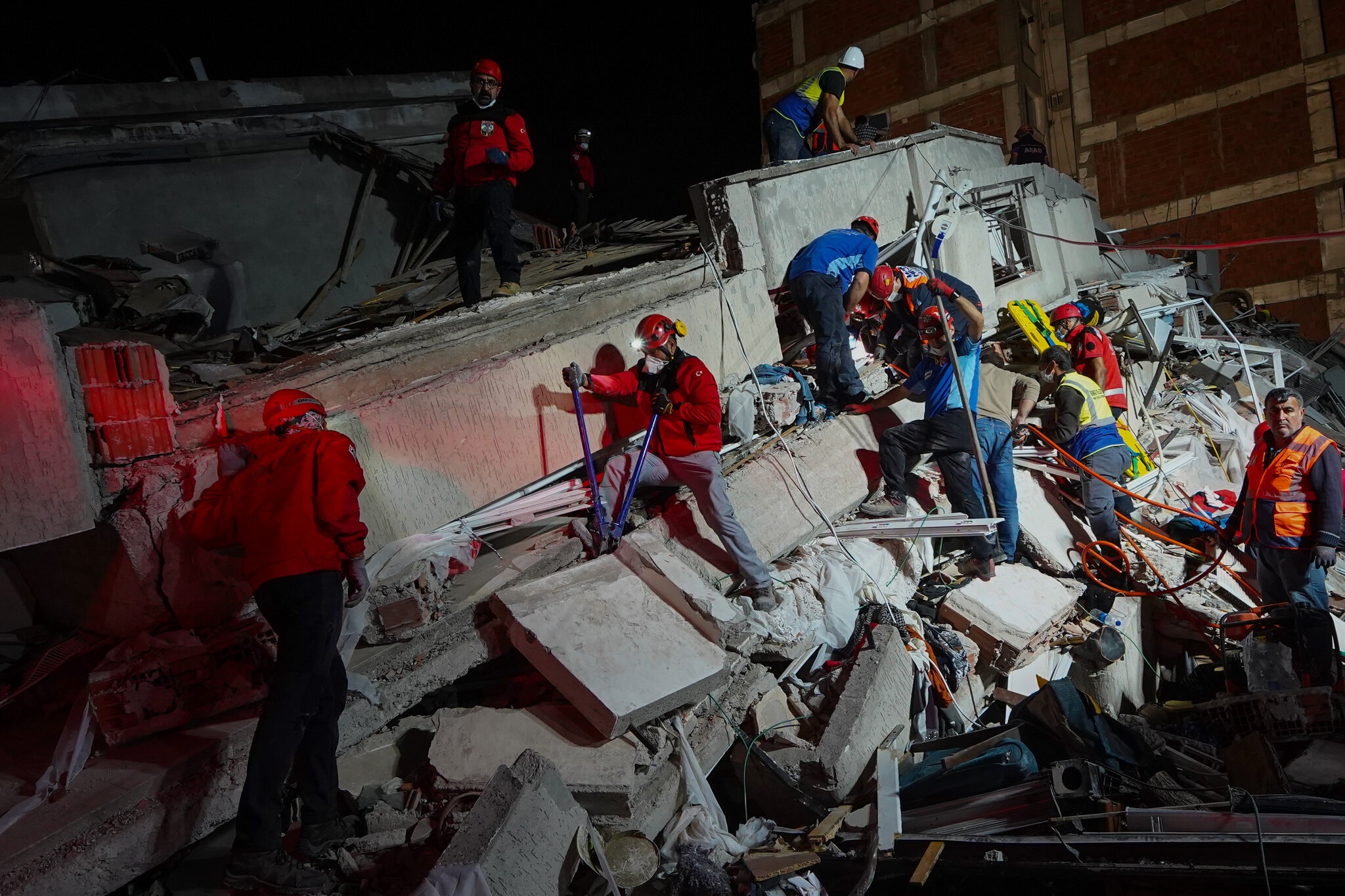 Dış Basında İzmir Depremi ile İlgili Haberler Deprem 7.0 Şiddetinde!