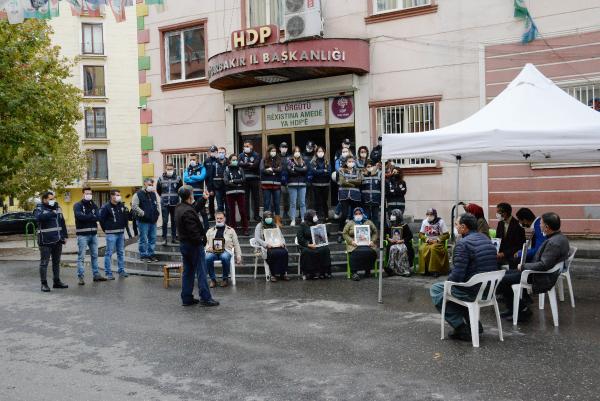 Diyarbakır da evlat nöbeti tutun ailelerden HDP’ye ‘ajanda’ çıkışı
