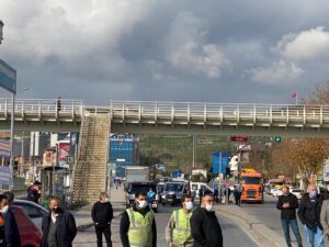 AKP'li Pendik Belediyesi, İBB ekiplerinin yolunu kesti! AKP'li Pendik Belediyesi, İBB'nin sorumluluk alanındaki yola izinsiz olarak koyduğu mobo kabinini belediye ekipleri kaldırmak isteyince yolu araçlarla kesti.