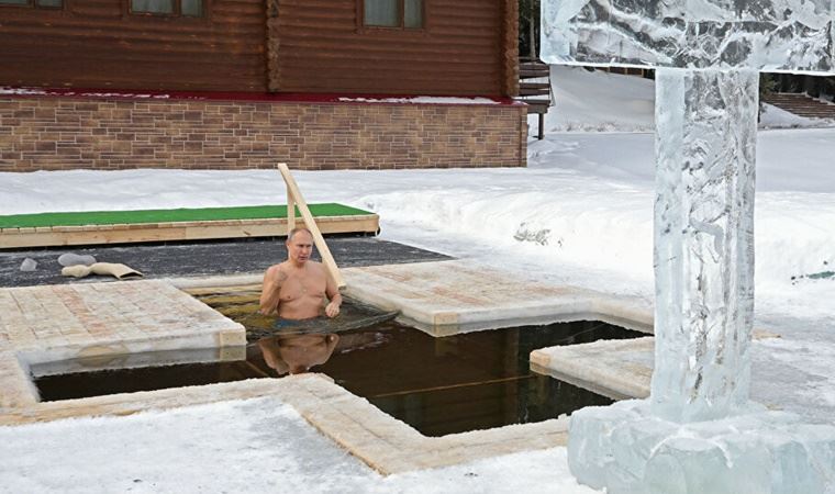 Ayıya Binen Putin bu Sefer’de -20 derece suya girdi! Noel Kutladı!