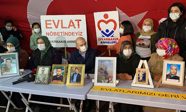 Bakan Soylu’dan HDP önünde evlat nöbetindeki Anneler/ailelere ziyaret