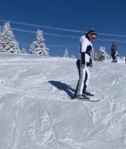 İBB'yi eleştirirken rezil olan Demet Akalın kayak keyfi yaptı