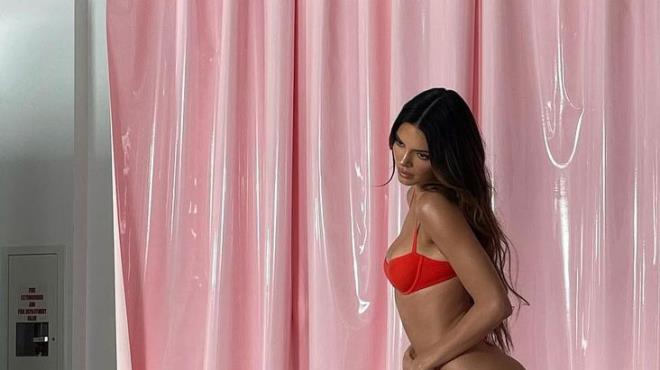 Kendall Jenner kırmızı iç çamaşırlı pozlarıyla nefes kesti! Beğeni ve yorum butonu çöktü ortalık karıştı!