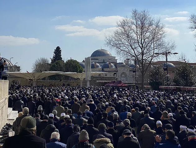 Muhammed Emin Saraç’ın Cenaze Töreninde Sosyal Mesafe Kuralları Hiçe Sayıldı