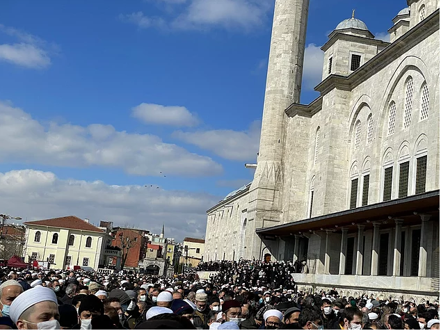 Muhammed Emin Saraç'ın Cenaze Töreninde Sosyal Mesafe Kurallarının Hiçe Sayıldı