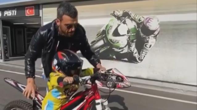 Ak Partili Kenan Sofuoğlu’nun henüz 2 yaşındaki oğlu Zayn ile motosiklet sürdürdü