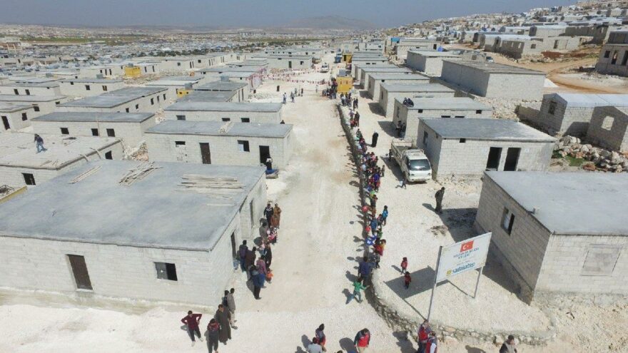 Binali Yıldırım ve ailesinden Suriyelilere 50 ev verdi