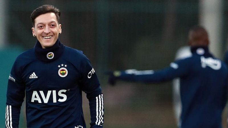 Fenerbahçe’de Mesut Özil sahada boy gösterdi