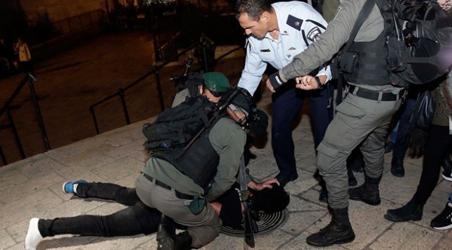 İşgalci katil İsrail polisi Doğu Kudüs’te 50’den fazla Filistinliyi gözaltına aldı