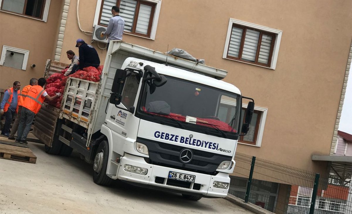 Tarikatçı vakıftan Gebze’de patates soğan dağıtımı kameralara yakalandılar!