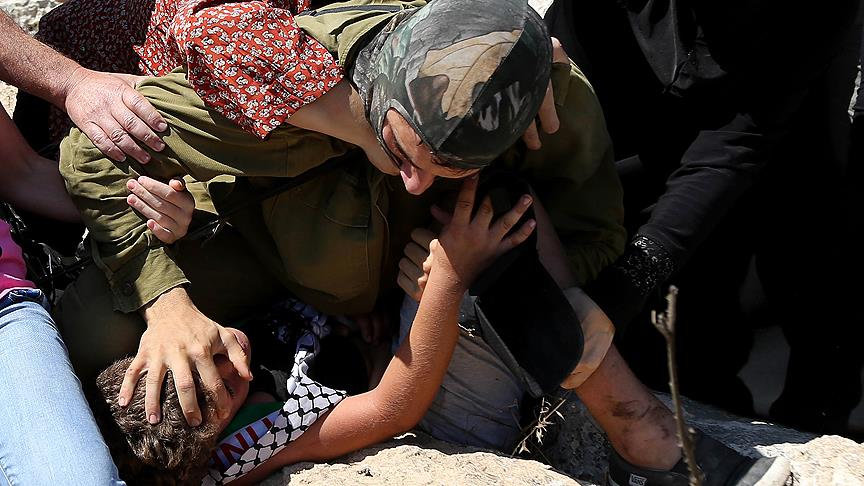 Batı Şeria’da İşgalci Yahudi yerleşimciler yaşlı bir Filistinliye canice taşla saldırdı