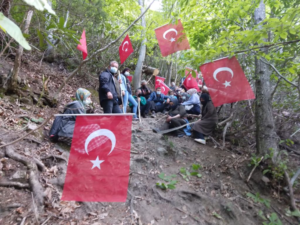 Rize İkizdere'de Mehmet Cengiz'in taşocağına karşı direnen köylüler ormanı Şanlı Türk bayrağı ile süsledi!