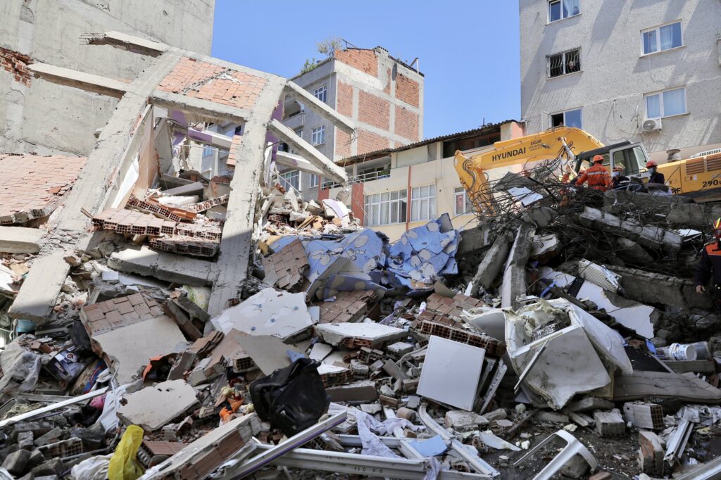 Zeytinburnu'nda yıkılan binada can kaybı olmaması büyük bir şans. Yapı tespiti için bazı binalara İBB sokulmuyor, kentsel dönüşümde engeller çıkarılıyor.