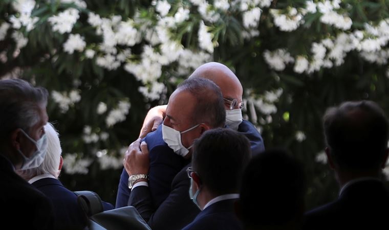 Dışişleri Bakanı Mevlüt Çavuşoğlu Yunanistanlı meslektaşı Nikos Dendias sarmaş dolaş!