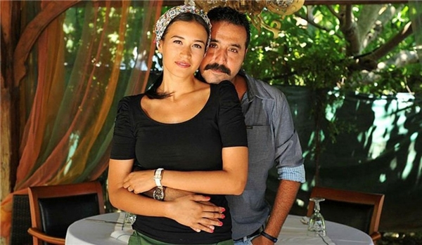 Mustafa Üstündağ, eski eşinin rol arkadaşı Ferdi Sancar’ı tehdit ettiği iddia edildi!