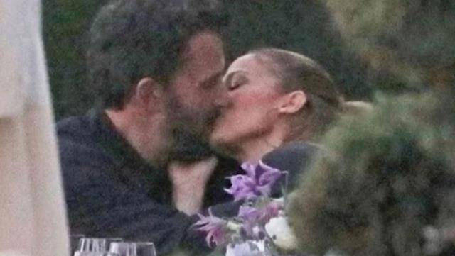 Jennifer Lopez ve Ben Affleck 17 yıl sonra yeniden dudak dudağa öpüştü!