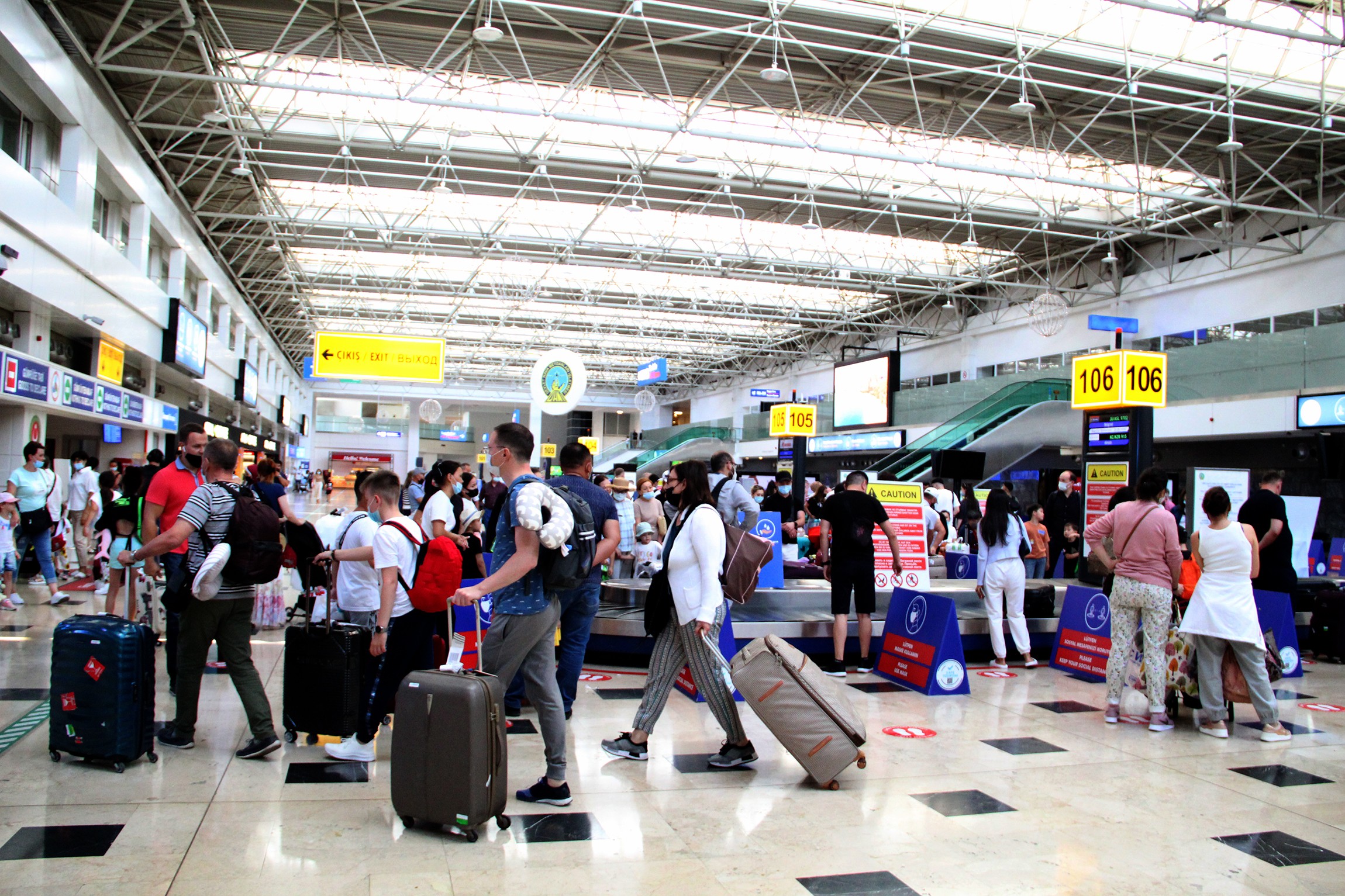 Antalya Havalimanı'nda tarihi yoğunluk, Türkler evde Avrupalılar Tatil 'de