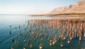 İsrail'deki Lut Gölü'nde çırılçıplak poz verdi