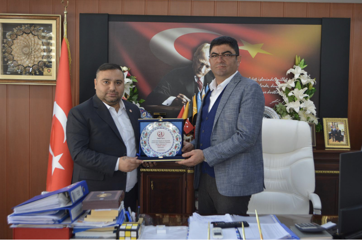 Kızılkaya Belediye Başkanı Güngör’e Gazeteci Aydoğan’dan Ödül