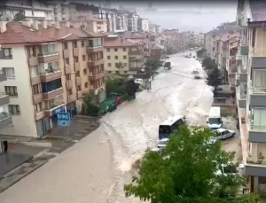 Ankara’da sağanak yağış ve fırtına bir kişi hayatını kaybetti