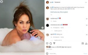 Jennifer Lopez, küvetteki çıplak pozunu paylaştı