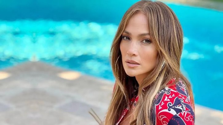 Jennifer Lopez, küvetteki çıplak pozunu paylaştı