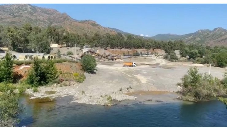 Muğla’nın Dalaman ilçesinde DSİ ihalesini alan firma hakkında proje için kurulan kum eleğinden ticari çıkarlar için satış yapıyor iddiası!