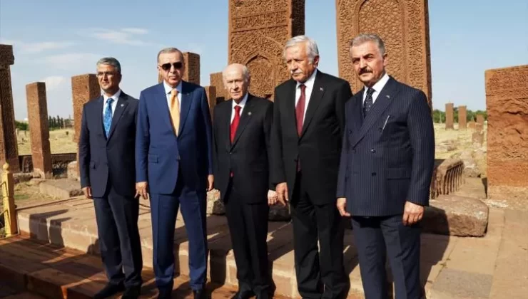 Cumhurbaşkanı Erdoğan ve Ülkücü Lider Bahçeli Ahlat’ta: Selçuklu Mezarlığı’nı ziyaret etti