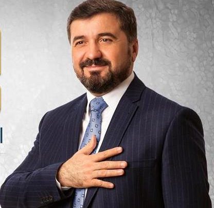 Giresun Belediye Başkanı Aytekin Şenlikoğlu fındık üreticilerine ikramlarda bulunuyor…