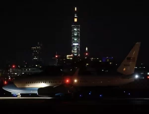 ABD temsilcisi Pelosi’nin uçağı Tayvan’a indi! Savaş uçakları anında havalandı