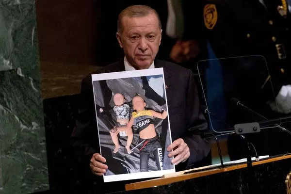 Cumhurbaşkanı Erdoğan, BM ‘de yaptığı konuşmada kürsüsünden dünyaya 3 kare ile net bir mesaj verdi