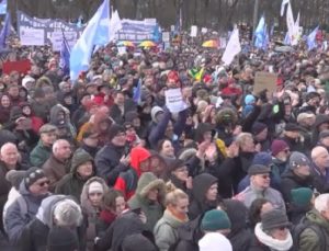 Almanya’da binlerce kişi Rusya ile müzakere talebiyle toplandı