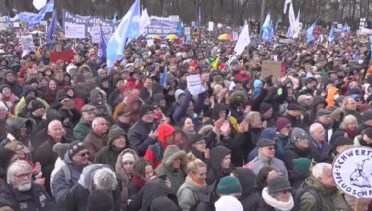 Almanya’da binlerce kişi Rusya ile müzakere talebiyle toplandı