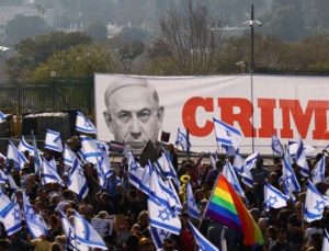 Binlerce İsrailli, Netanyahu’ya karşı sokağa çıktı