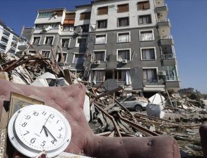 Depremde binası yıkılan müteahhit yurt dışına kaçarken yakalandı