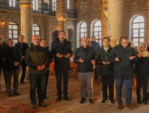 Diyarbakır’da Surp Giragos Ermeni Kilisesi’nde depremzedeler için dua edildi