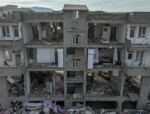 Gaziantep’te ağır hasarlı binalardan eşya alımı durduruldu