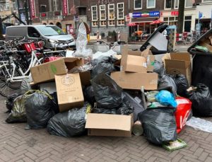 Hollanda’da temizlik işçilerinin grevi nedeniyle sokaklar çöp yığınlarıyla doldu