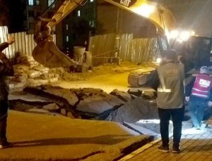 İstanbul’da yol yarıldı, binalar boşaltıldı