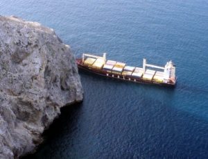 Kayalıklara çarpan Türk kargo gemisi kurtarıldı